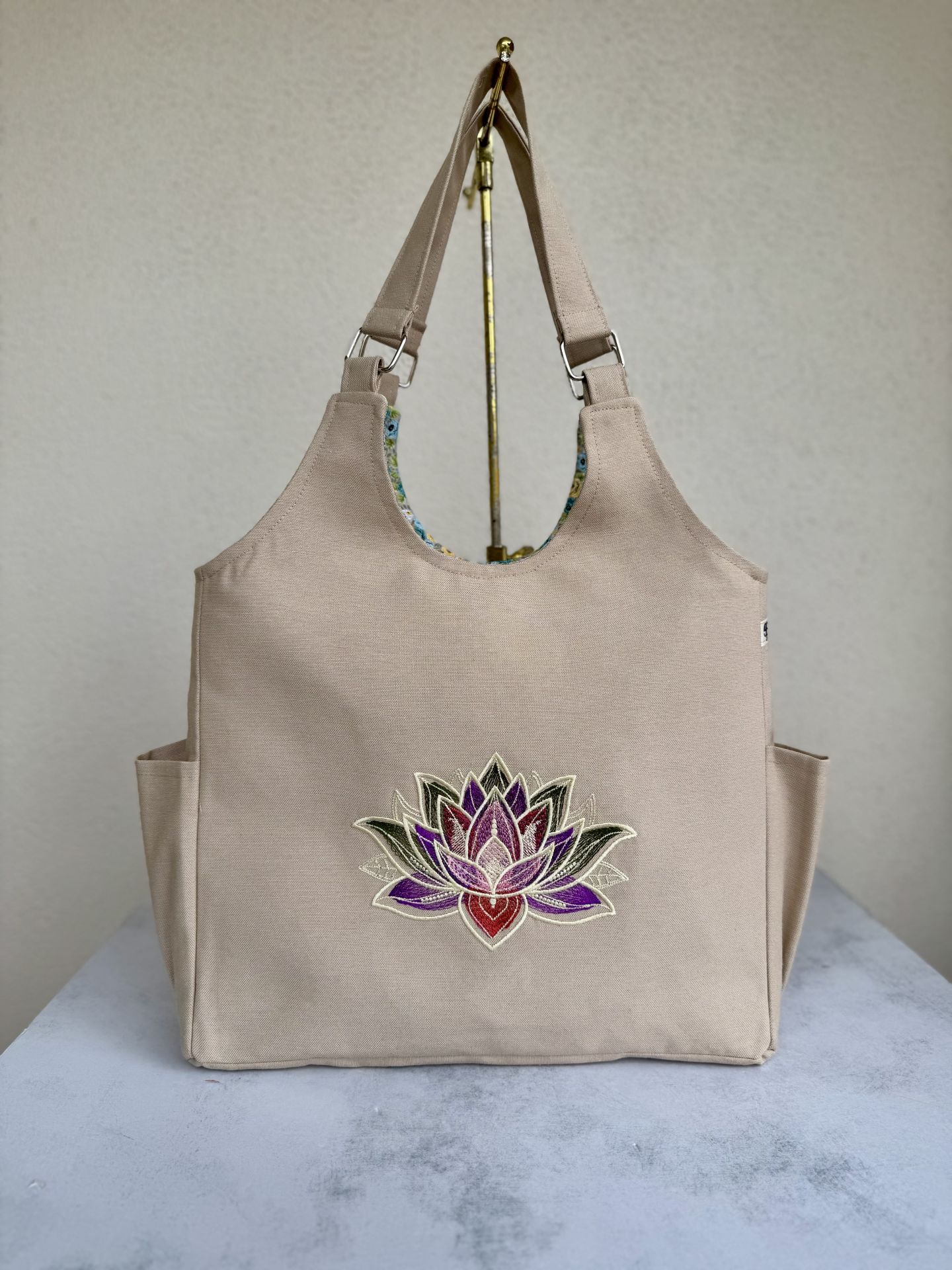 Krem Nilüfer Çiçeği Nakışlı Omuz Çantası