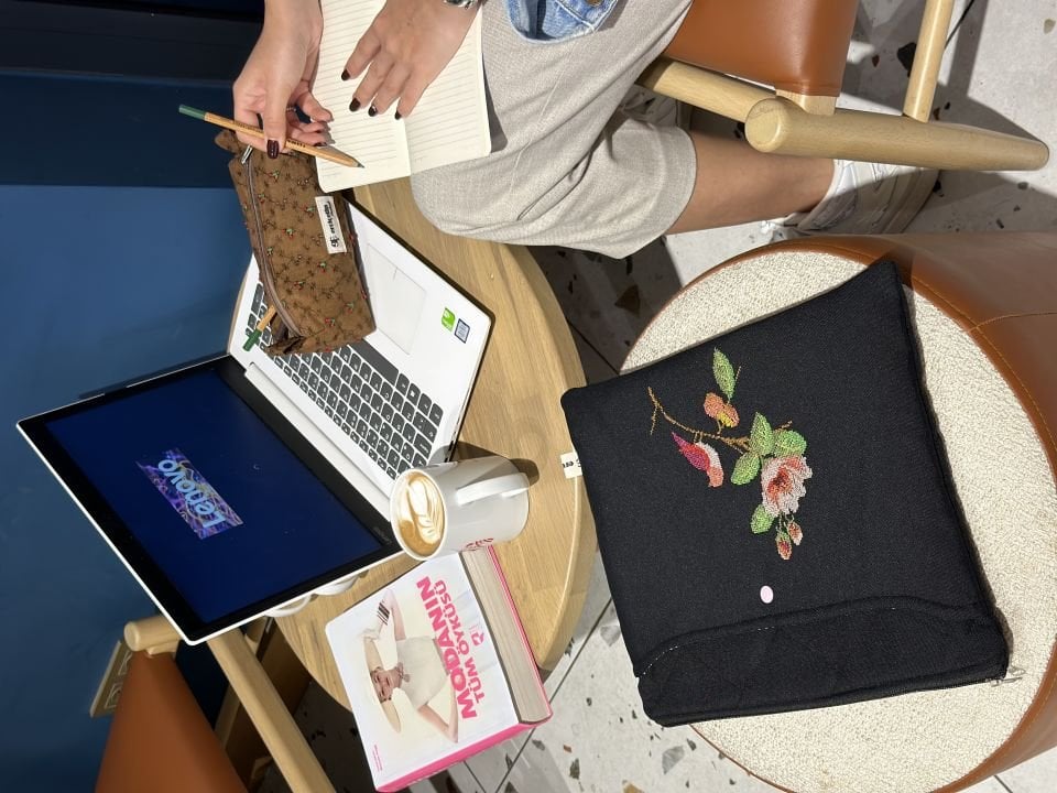 Siyah Kuş Nakışlı 13 inch Laptop Çantası