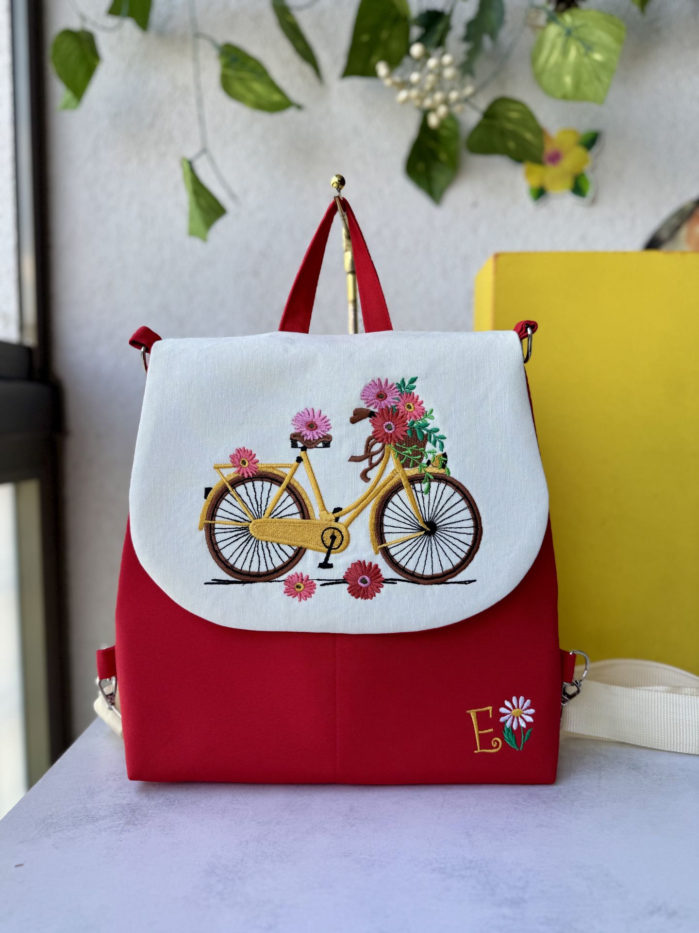 Kırmızı Bisikletli Yaz Bahçesi Nakışlı Sırt Çantası