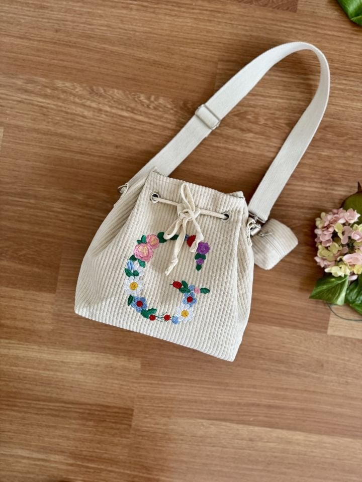 Grace Serisi Krem Fitilli Kadife Harfli Bucket Omuz Çantası