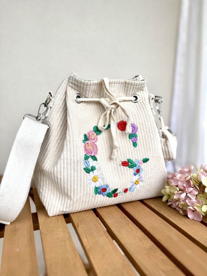 Grace Serisi Krem Fitilli Kadife Harfli Bucket Omuz Çantası