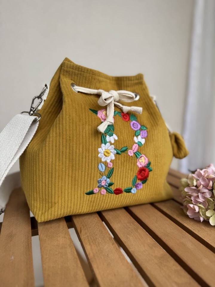 Grace Serisi Hardal Fitilli Kadife Harfli Bucket Omuz Çantası