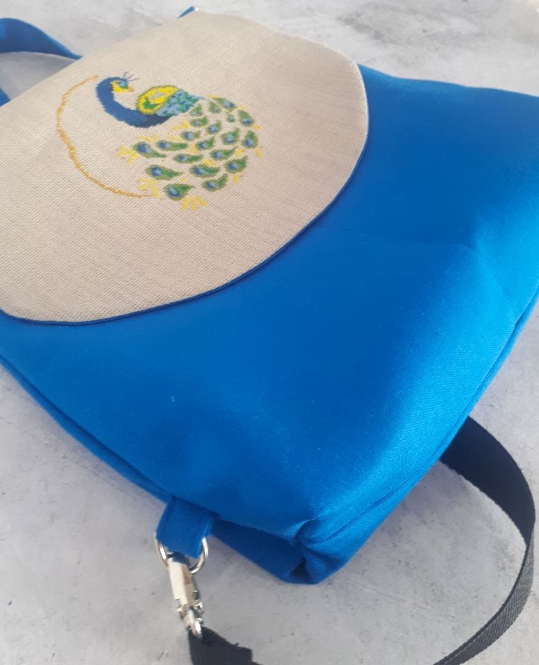 Saks Mavi Pavone Kanaviçe İşlemeli Sırt Çantası