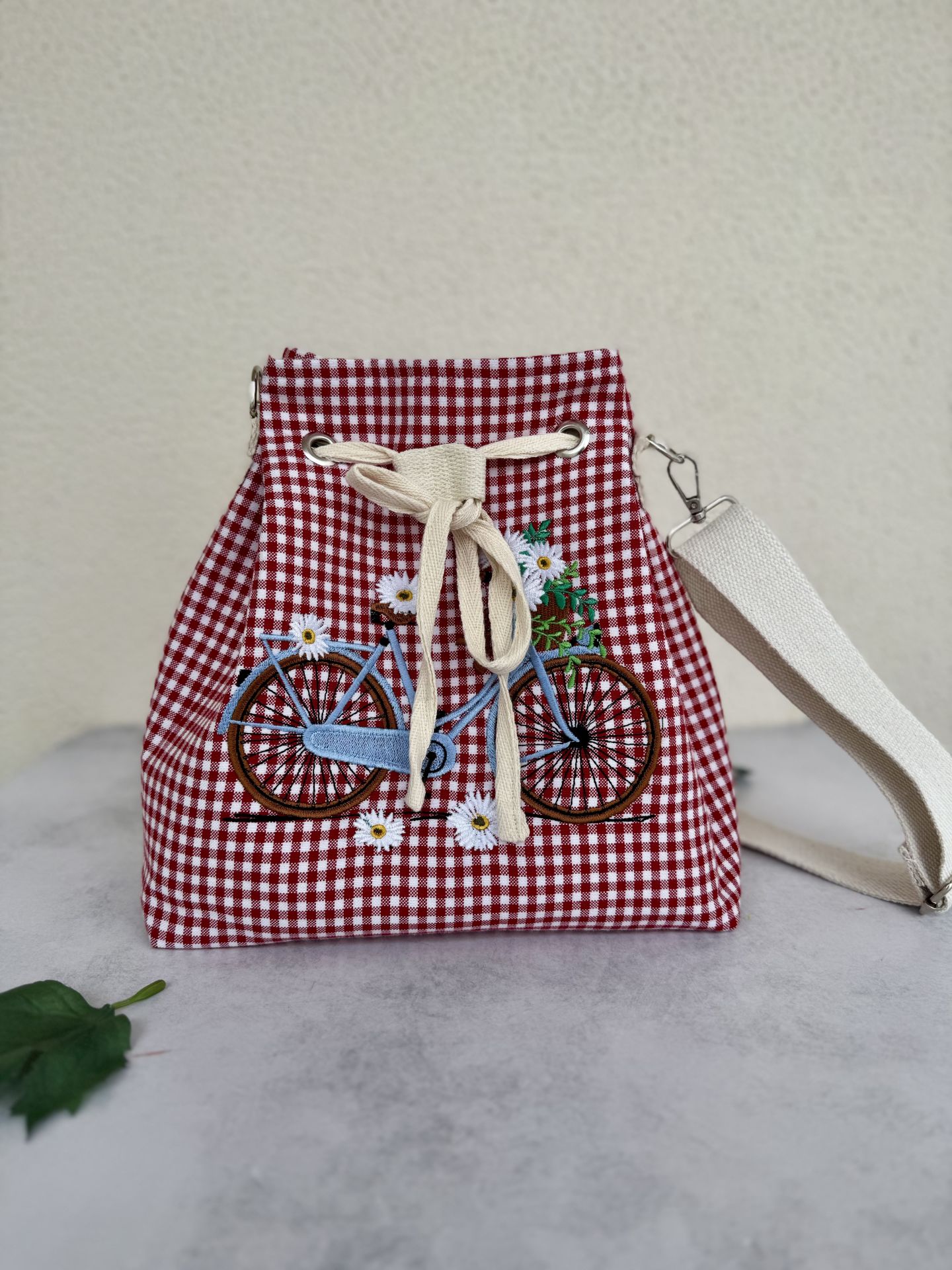 Kırmızı Pötikare Papatyalı Bisiklet Nakışlı Bucket Omuz Çantası