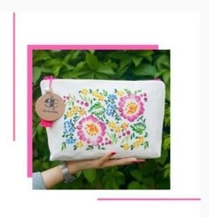 Kırık Beyaz Çiçek Kanaviçe İşlemeli Portföy Çanta