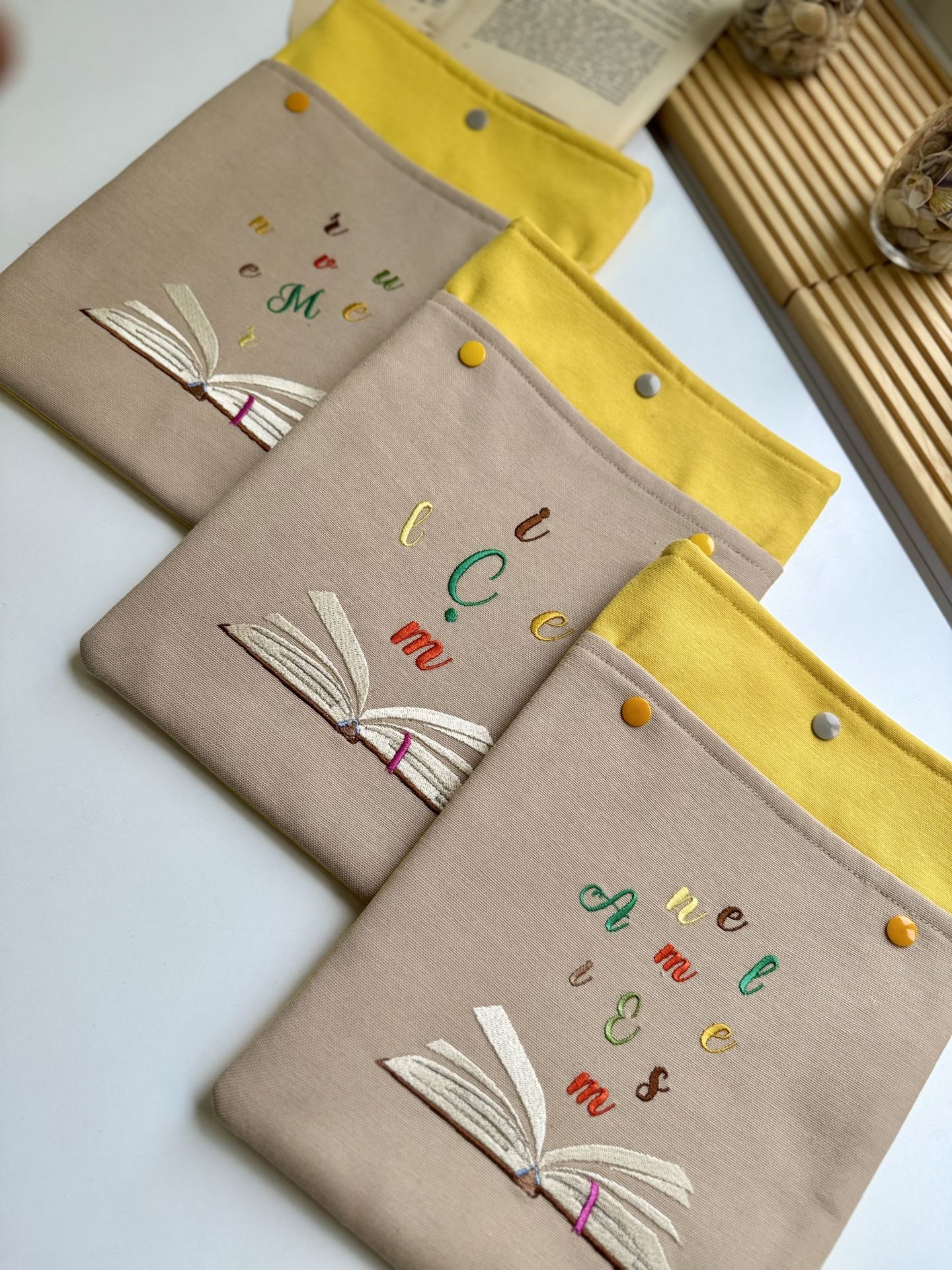 Sarı Uçan Harfler Nakışlı Kitap / Tablet Kılıfı