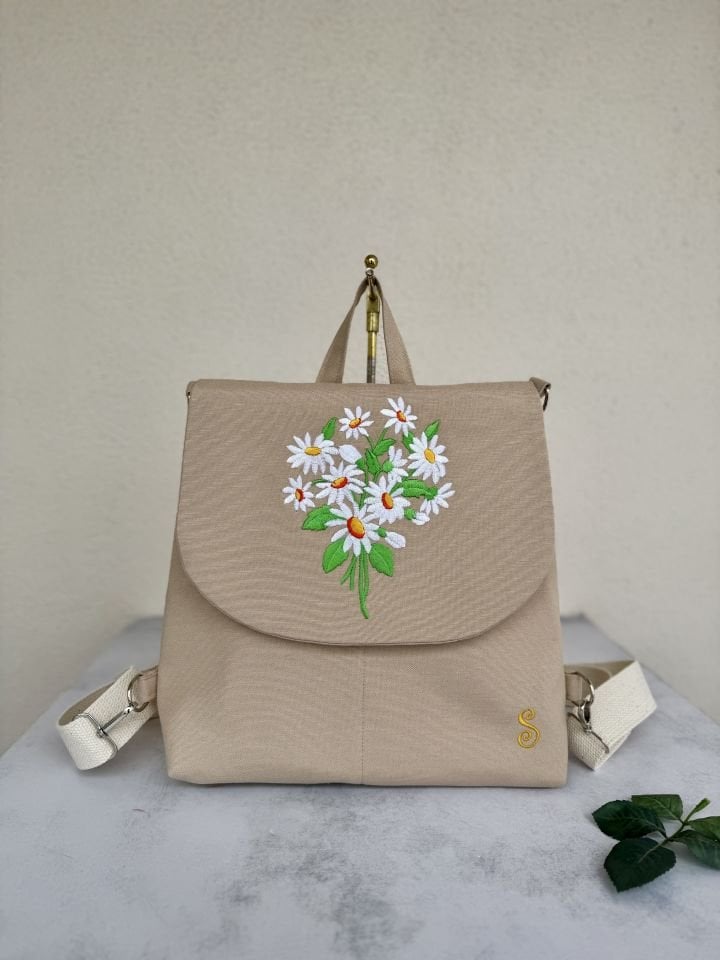 Krem Papatya Nakışlı Sırt Çantası
