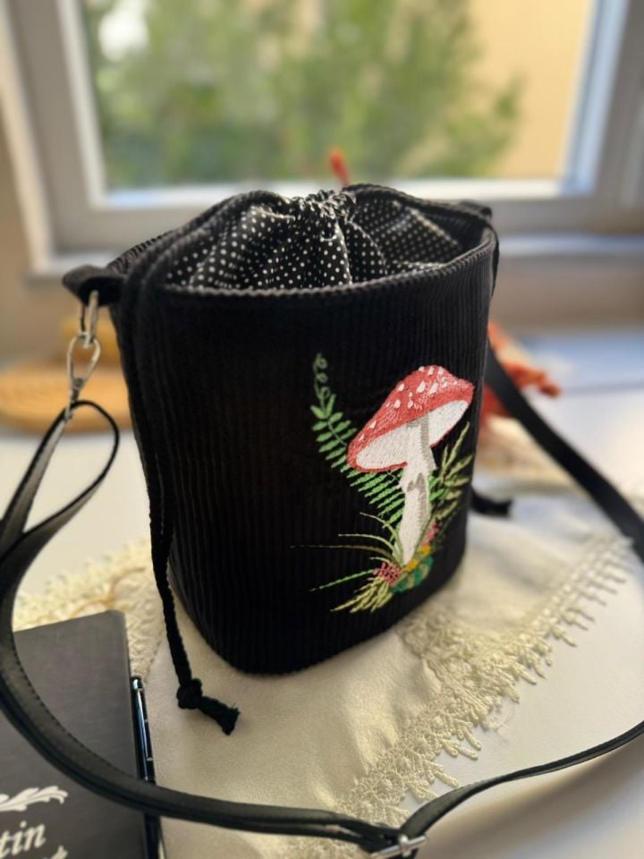 Siyah Kadife Mantar Nakışlı Omuz Çantası