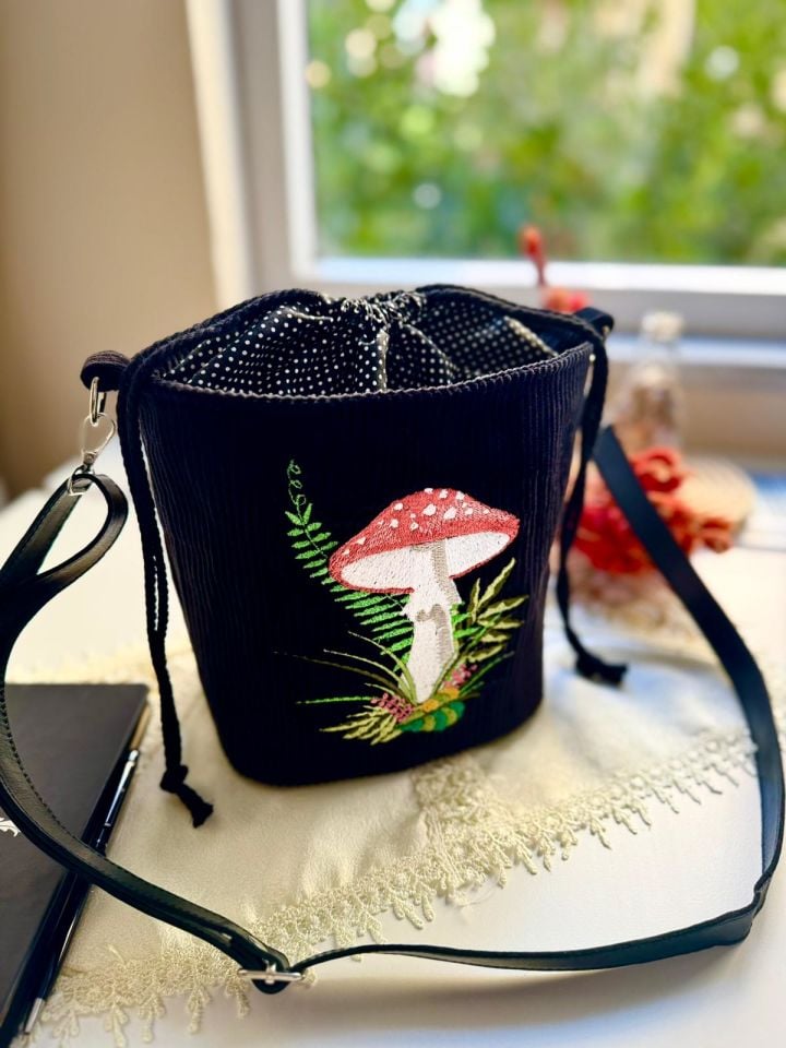 Siyah Kadife Mantar Nakışlı Omuz Çantası