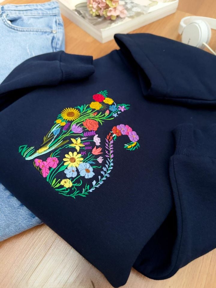 Oversize Kapüşonlu Çiçekli Kedi Nakışlı Sweatshırt