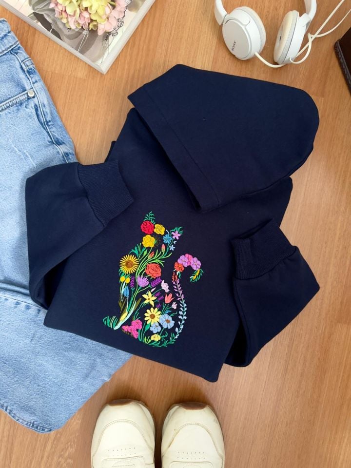 Oversize Kapüşonlu Çiçekli Kedi Nakışlı Sweatshırt