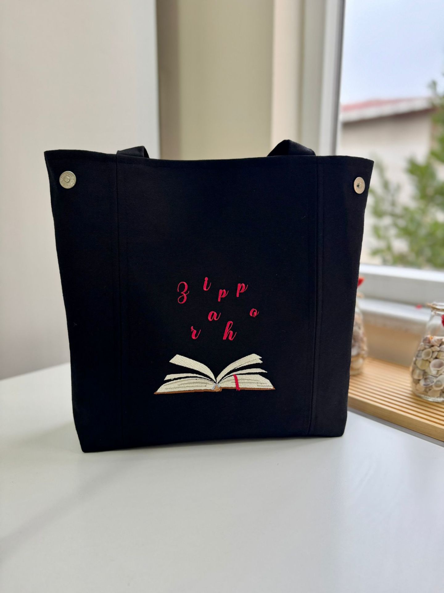 Siyah Kitap Nakışlı Omuz Çantası