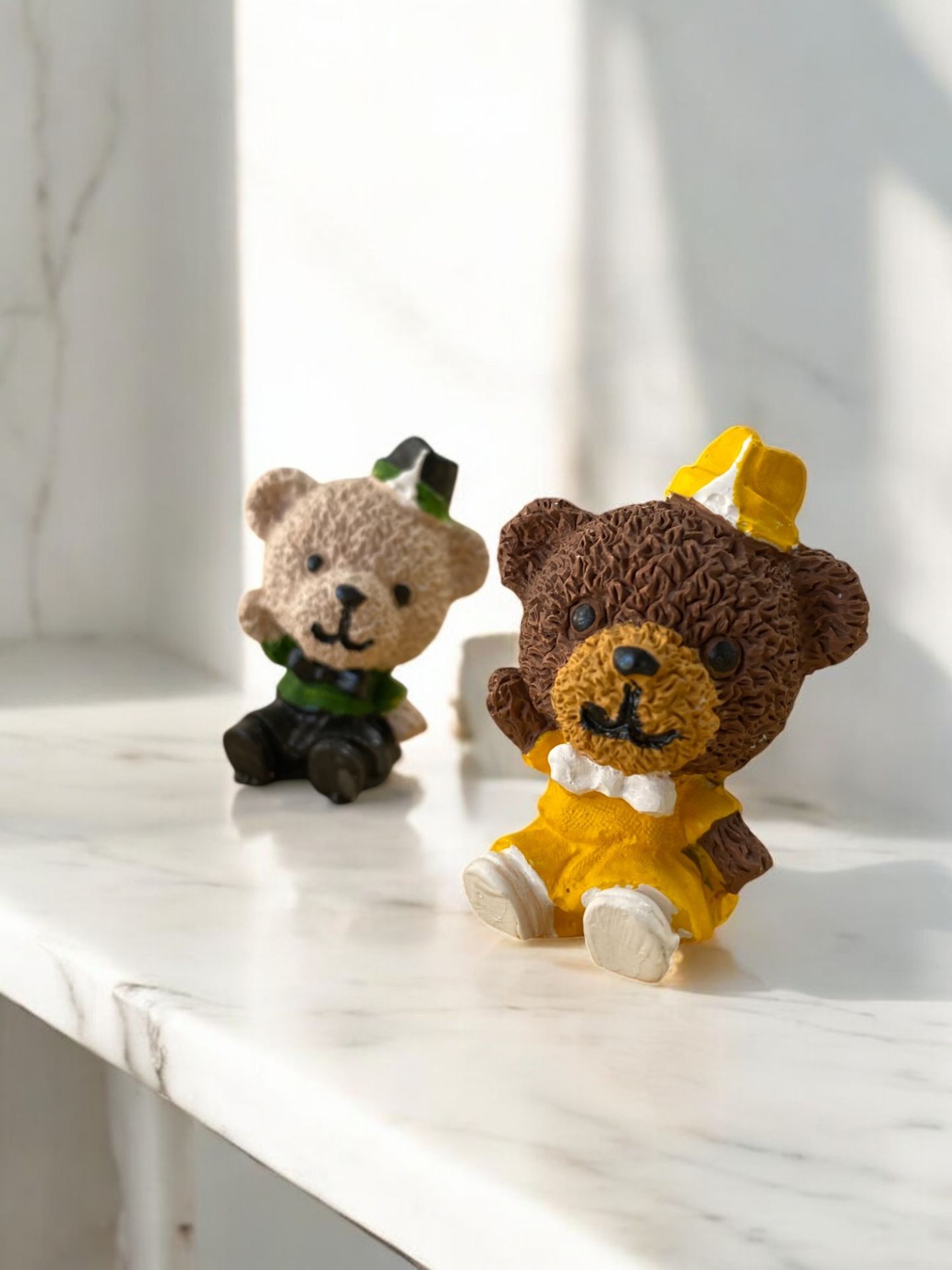 Şapkalı, elbiseli oturan teddy ayıcık biblo