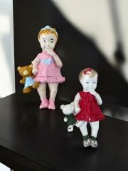 Elinde ayıcık tutan kız bebek magnet