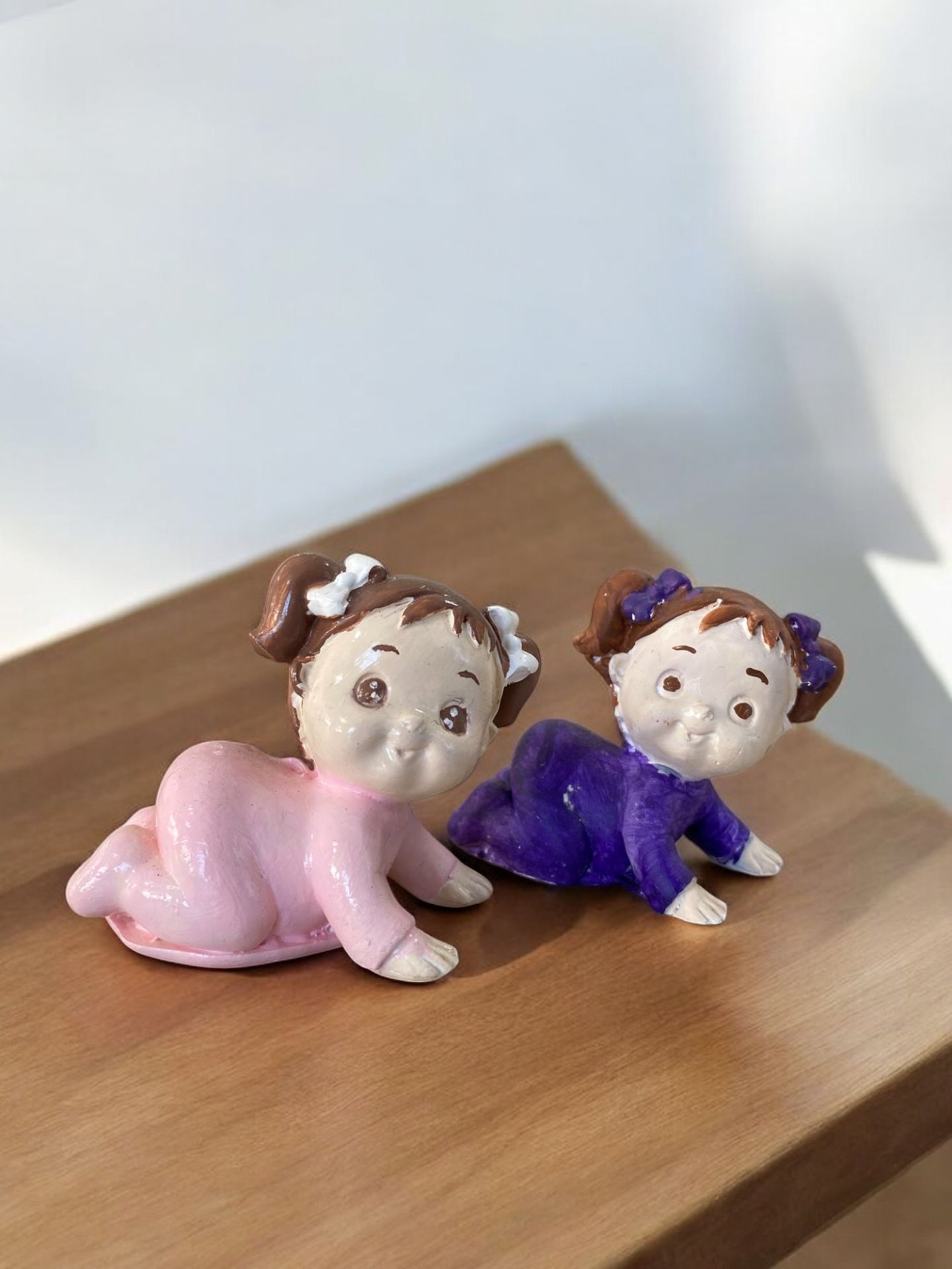 Emekleyen kız bebek biblo