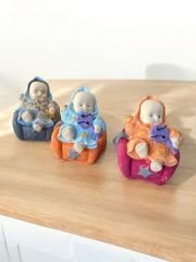 Bebek koltuğunda oturan sevimli bornozlu bebek biblo,magnet