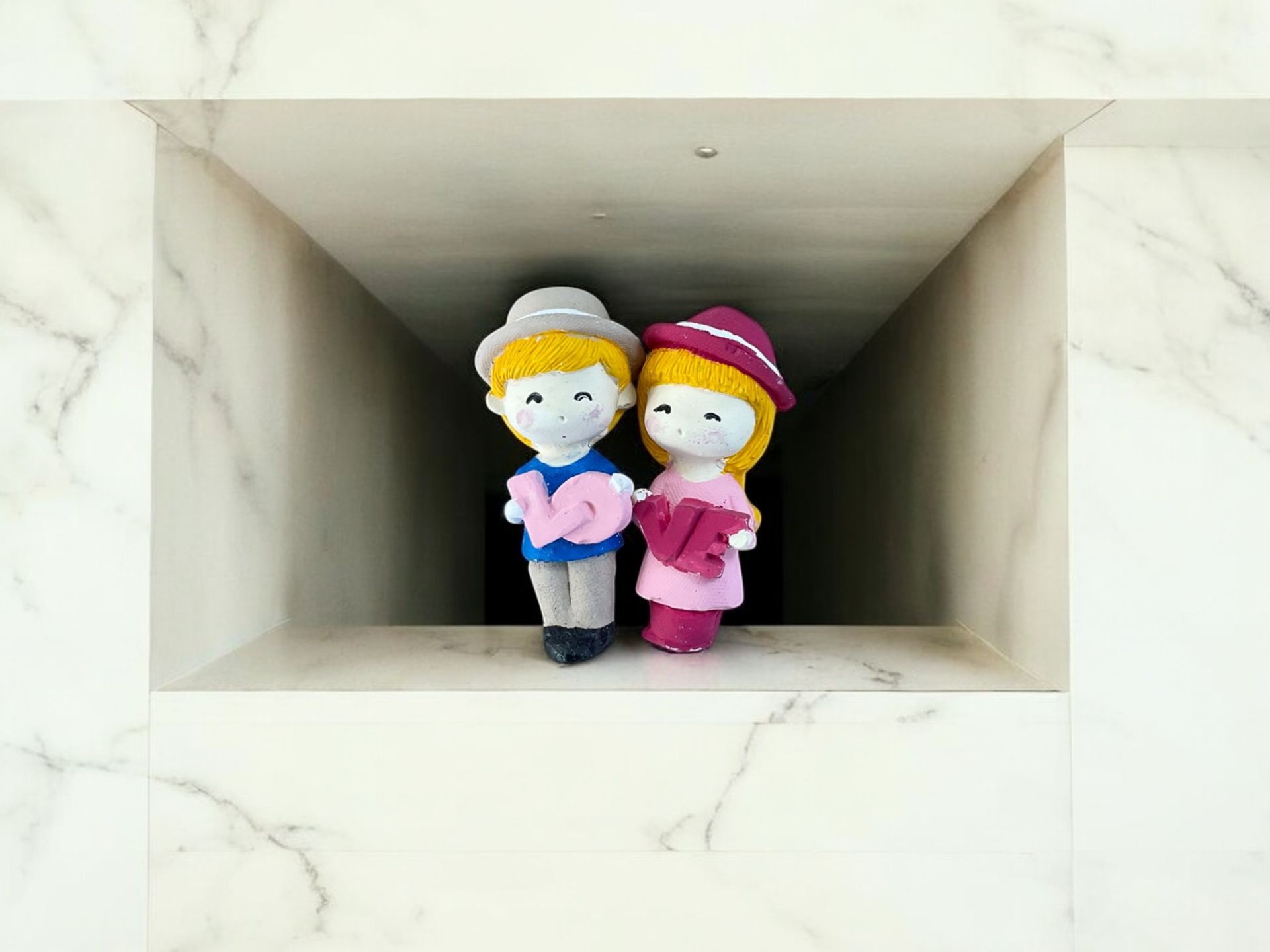 LOVE yazısı tutan çift magnet