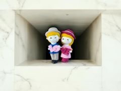 LOVE yazısı tutan çift magnet