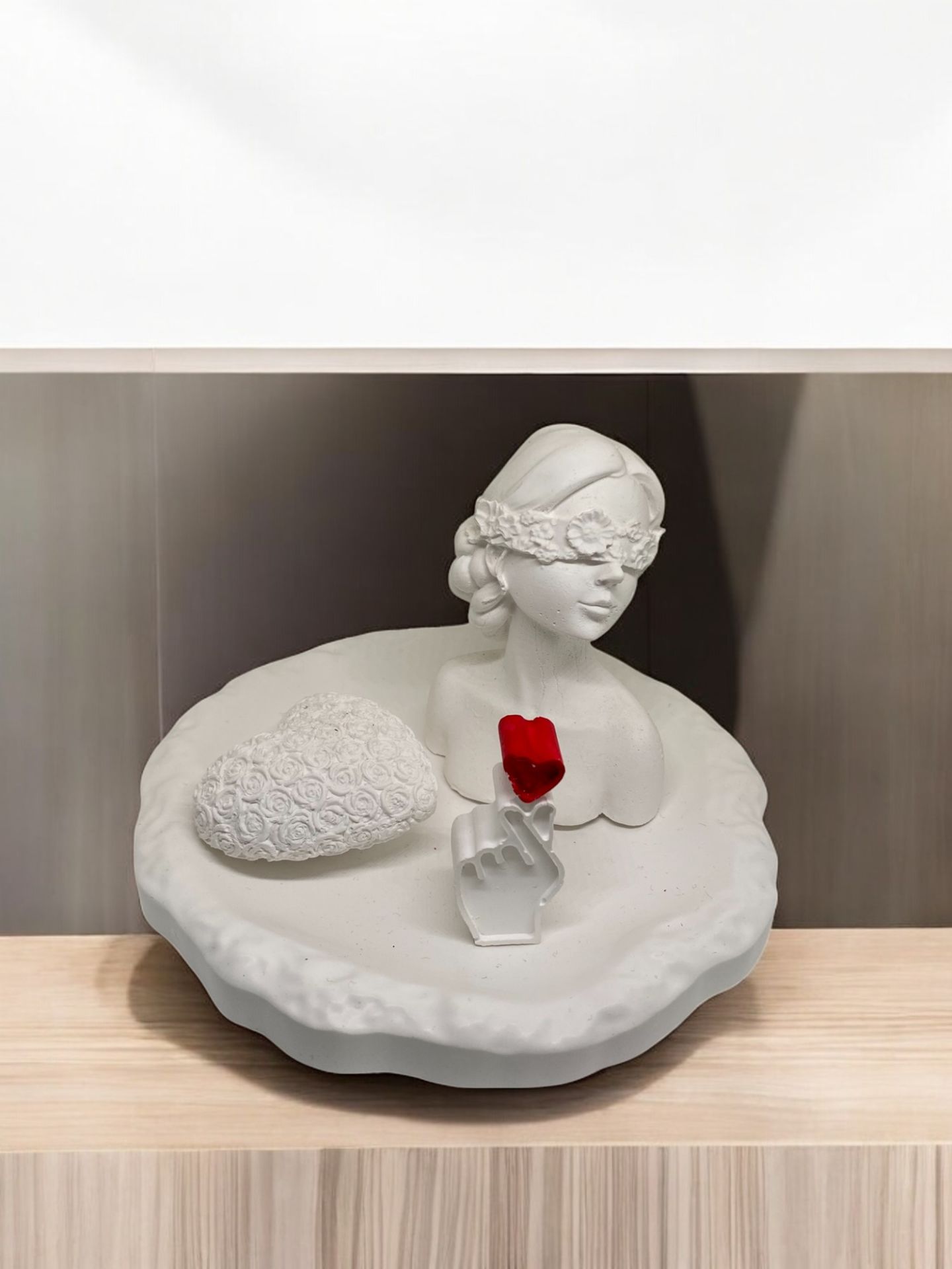 Elde kalp, çiçek maskeli kız, güllü kalp ve sunumluk tabak 4'lü set