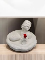 Elde kalp, çiçek maskeli kız, güllü kalp ve sunumluk tabak 4'lü set