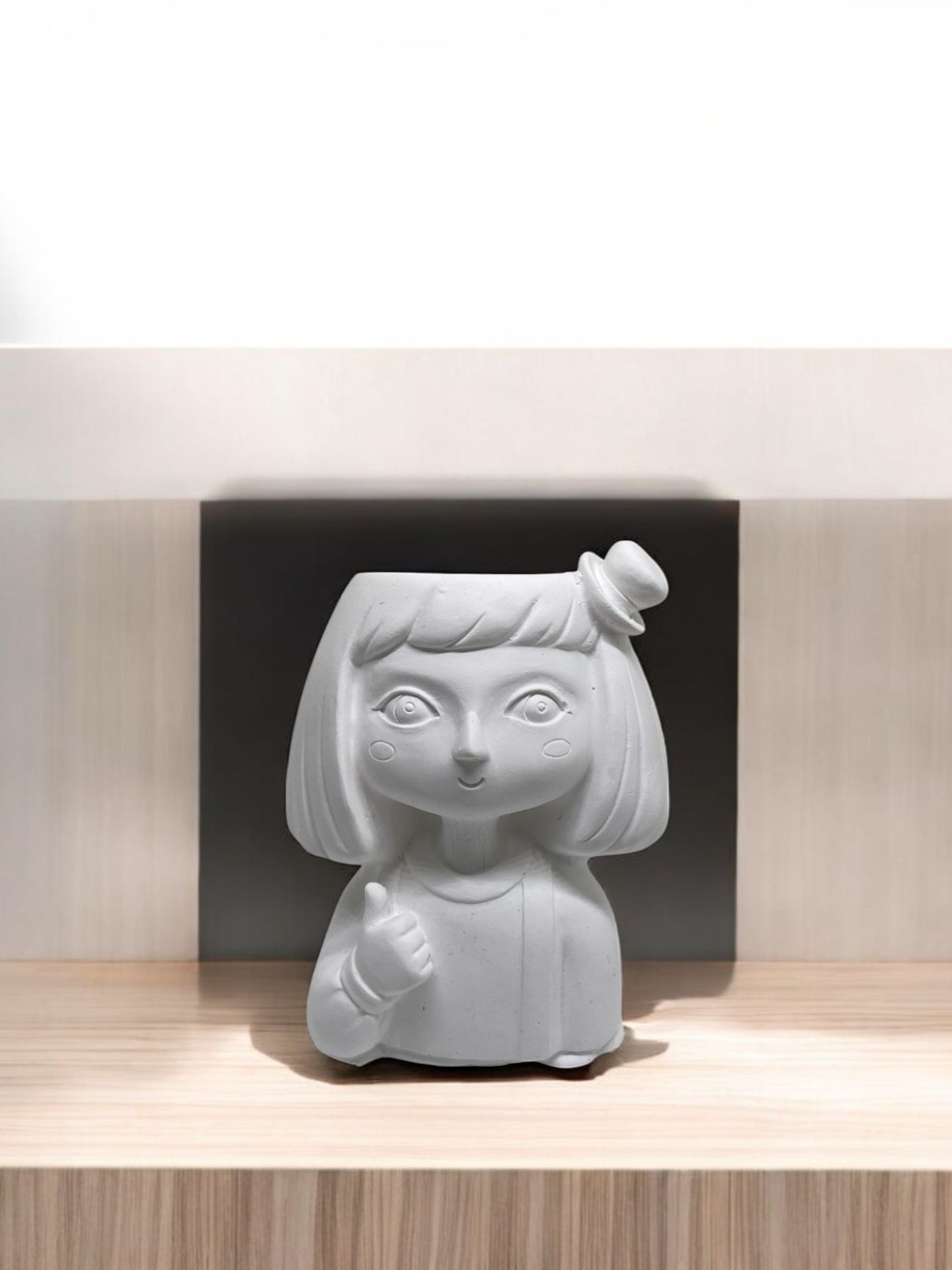 Şapkalı kız saksı