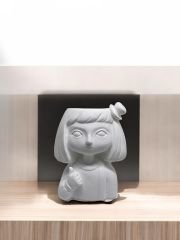 Şapkalı kız saksı