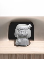 Şapkalı kız saksı