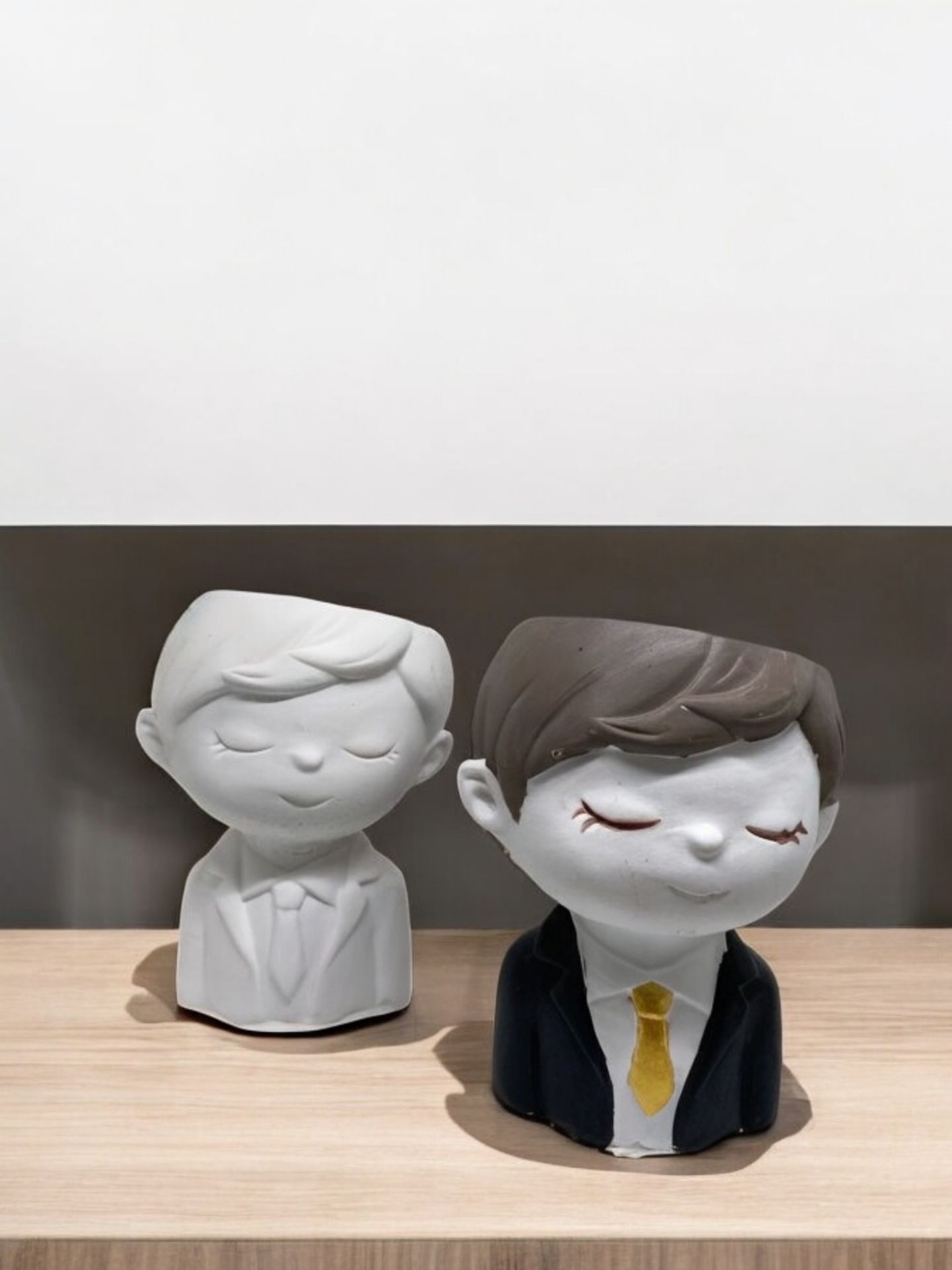 Gözleri kapalı erkek saksı