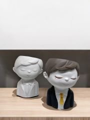 Gözleri kapalı erkek saksı