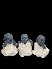 Görmedim Duymadım Bilmiyorum temalı 3'lü oturan çocuk