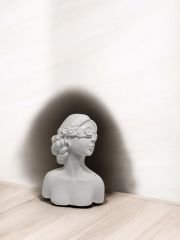 Çiçek maskeli kız biblo