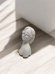 Çiçek maskeli kız biblo