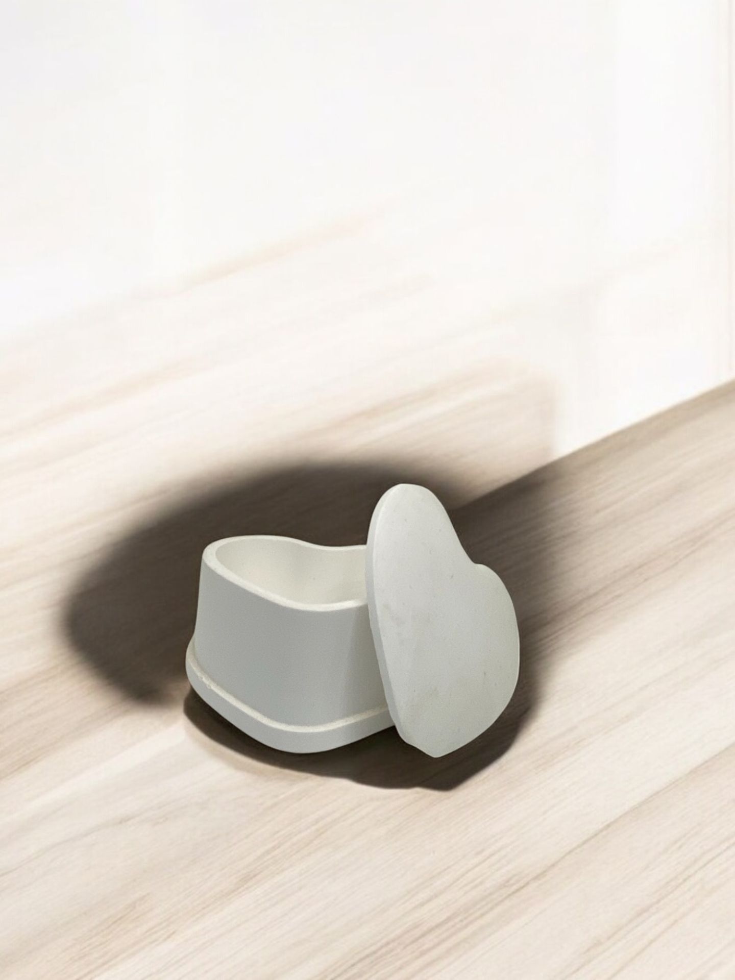 Kalpli kapaklı kutu