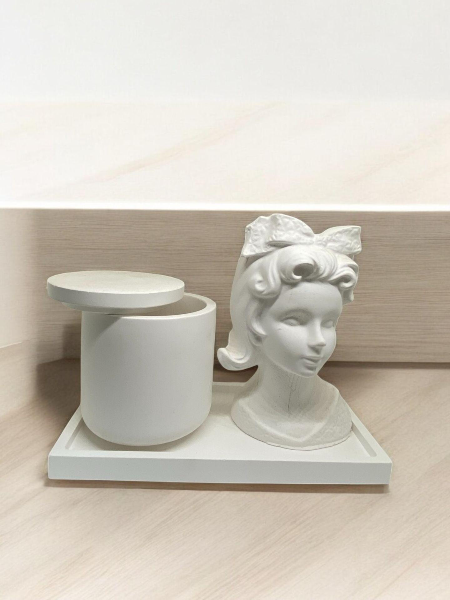 Kurdeleli kız, silindir kapaklı kutu ve tabak set