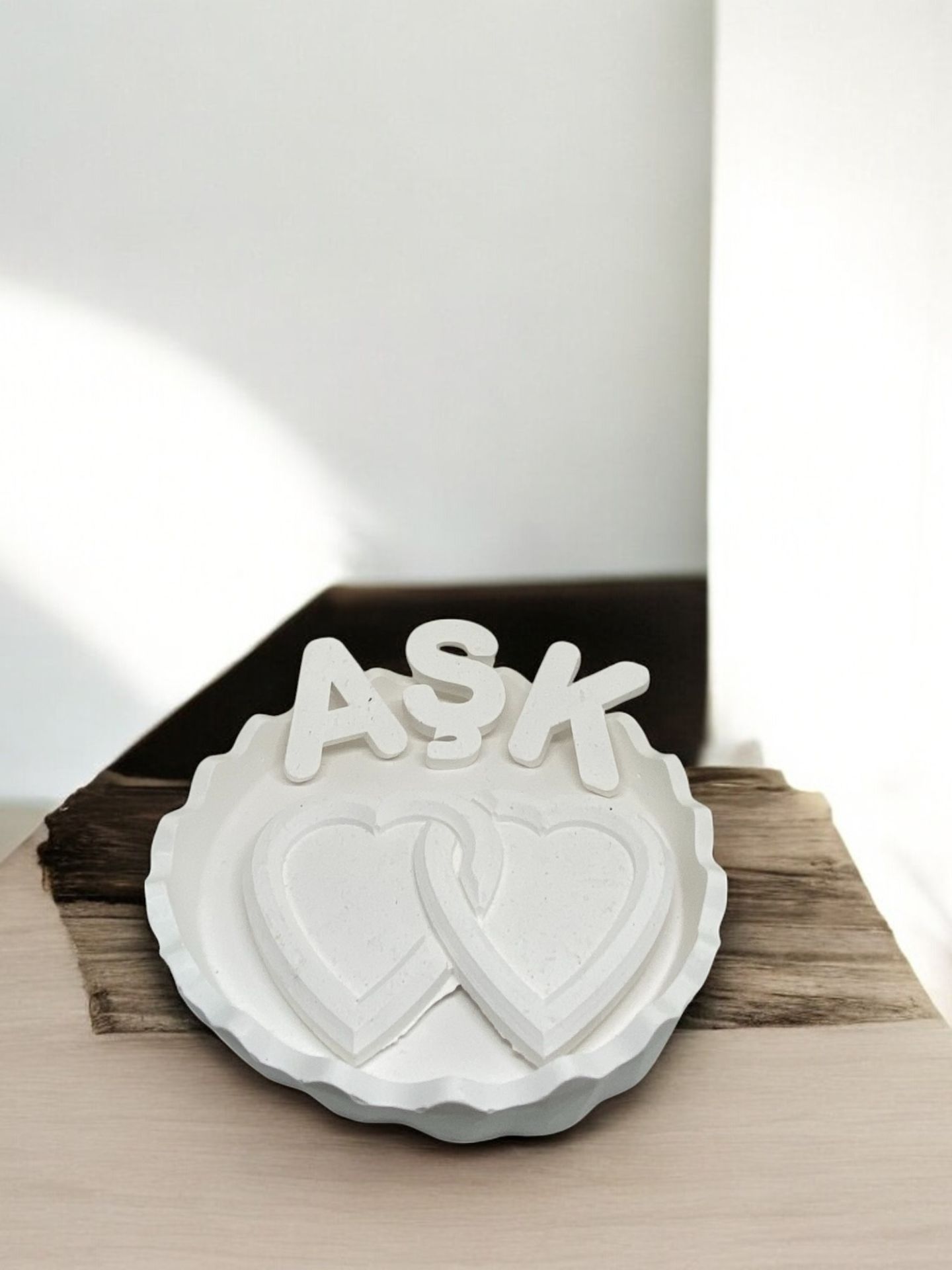 Sevgililer Günü Temalı AŞK yazısı, iç içe geçmiş kalp ve tabak seti