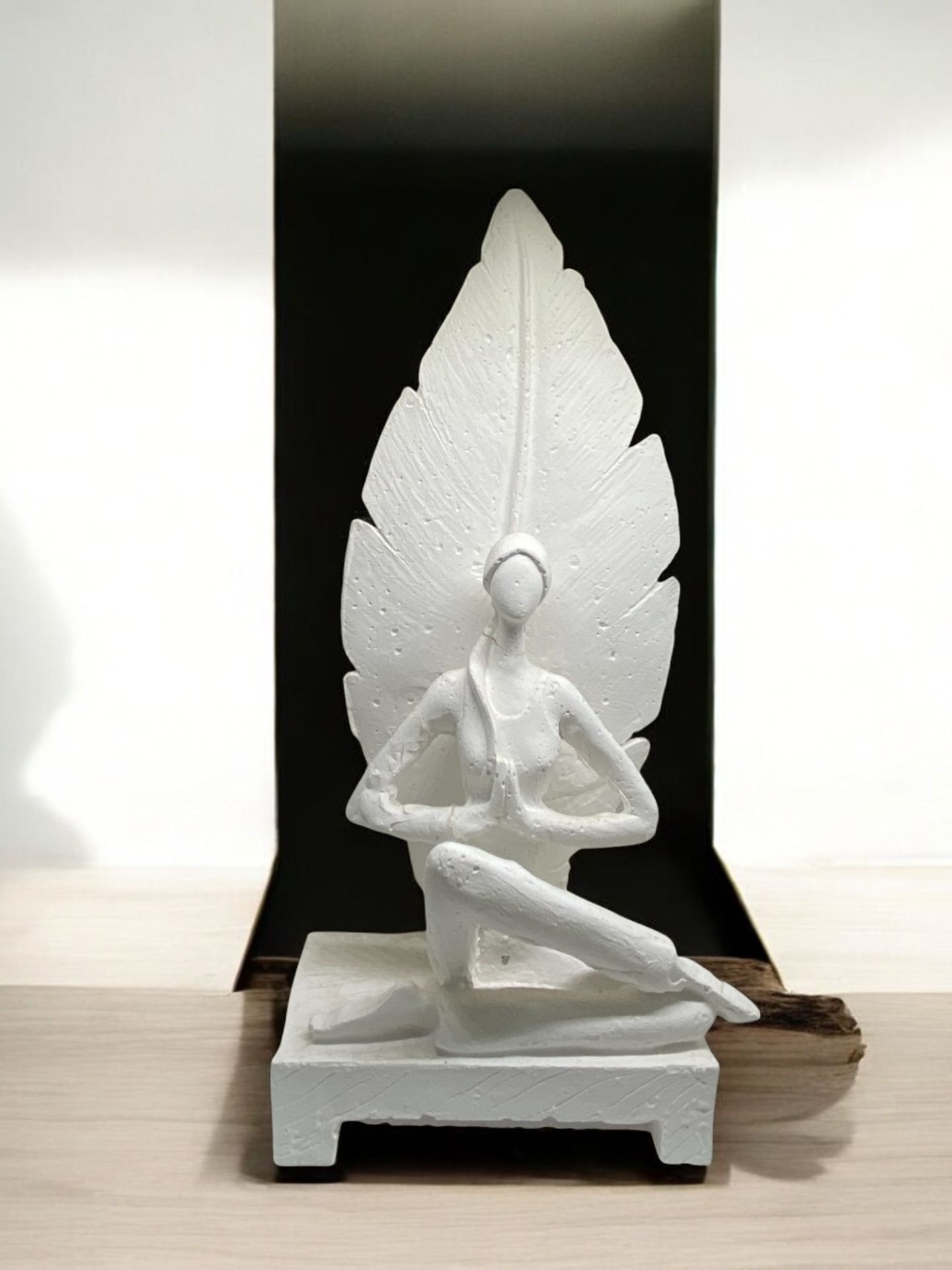 Yapraklı oturan kız biblo