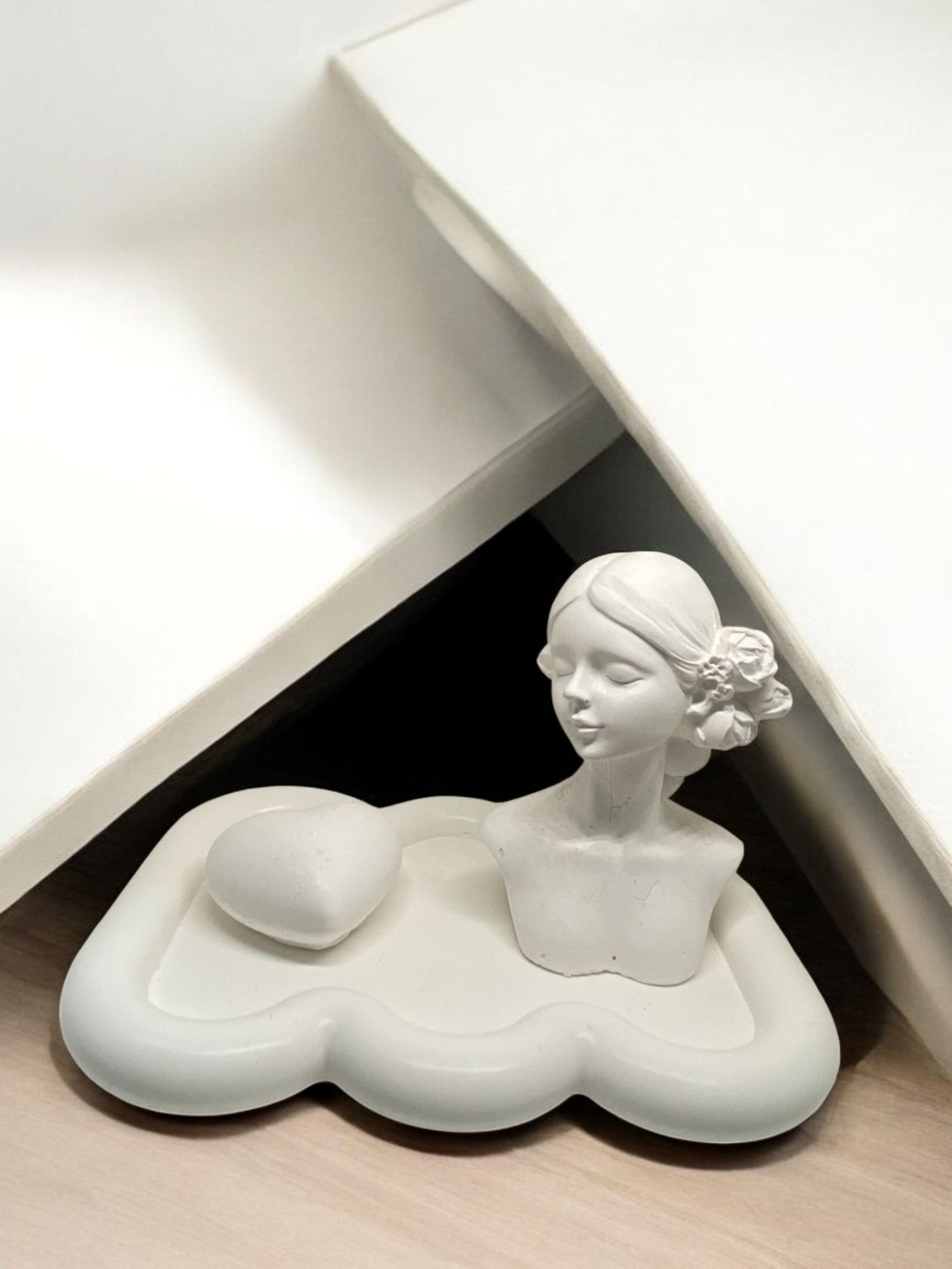 Çiçek saçlı kız, kalp ve tabak set