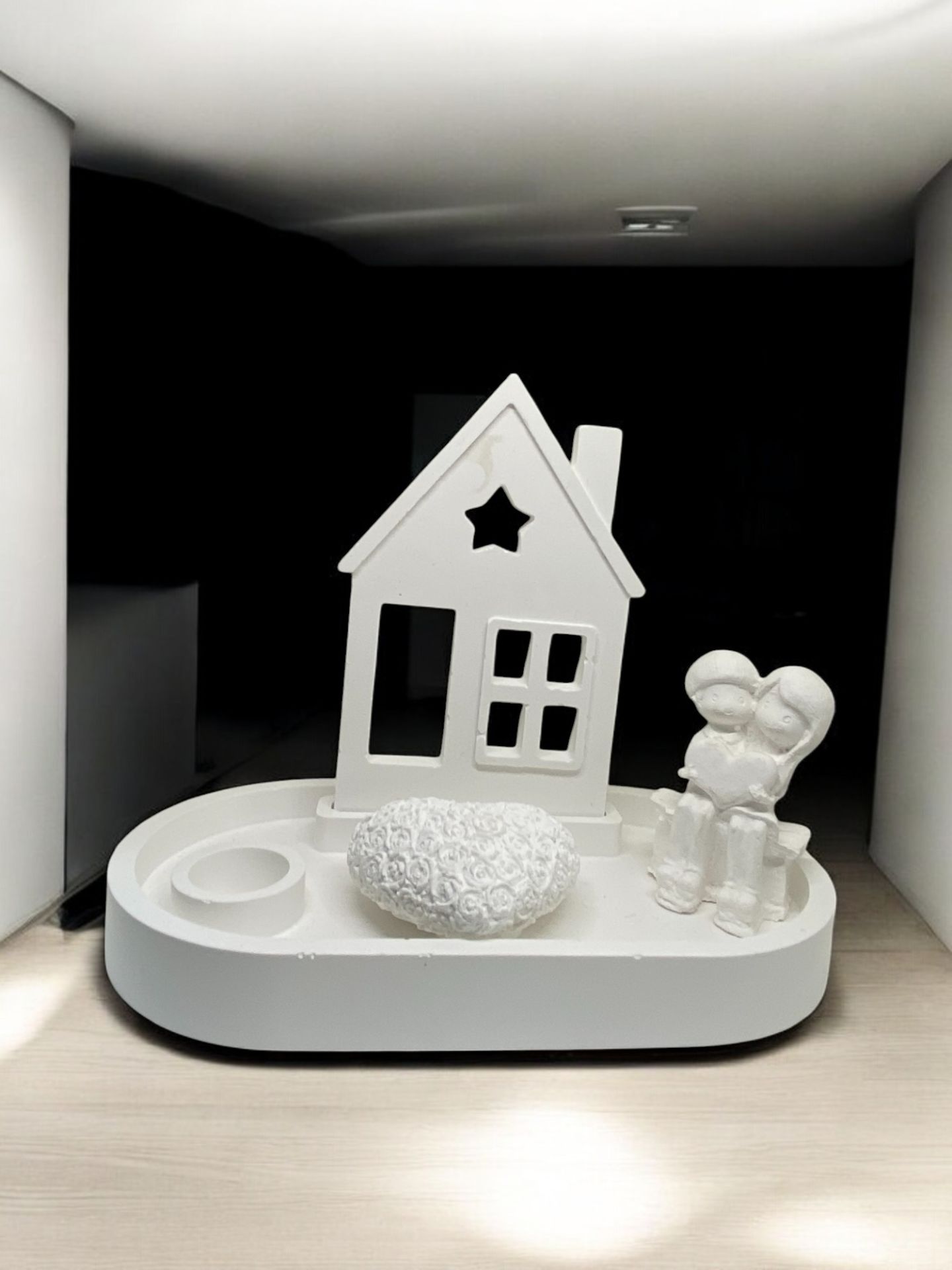 Sevgililer günü temalı ev, elinde kalp çift ve güllü kalp