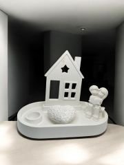 Sevgililer günü temalı ev, elinde kalp çift ve güllü kalp