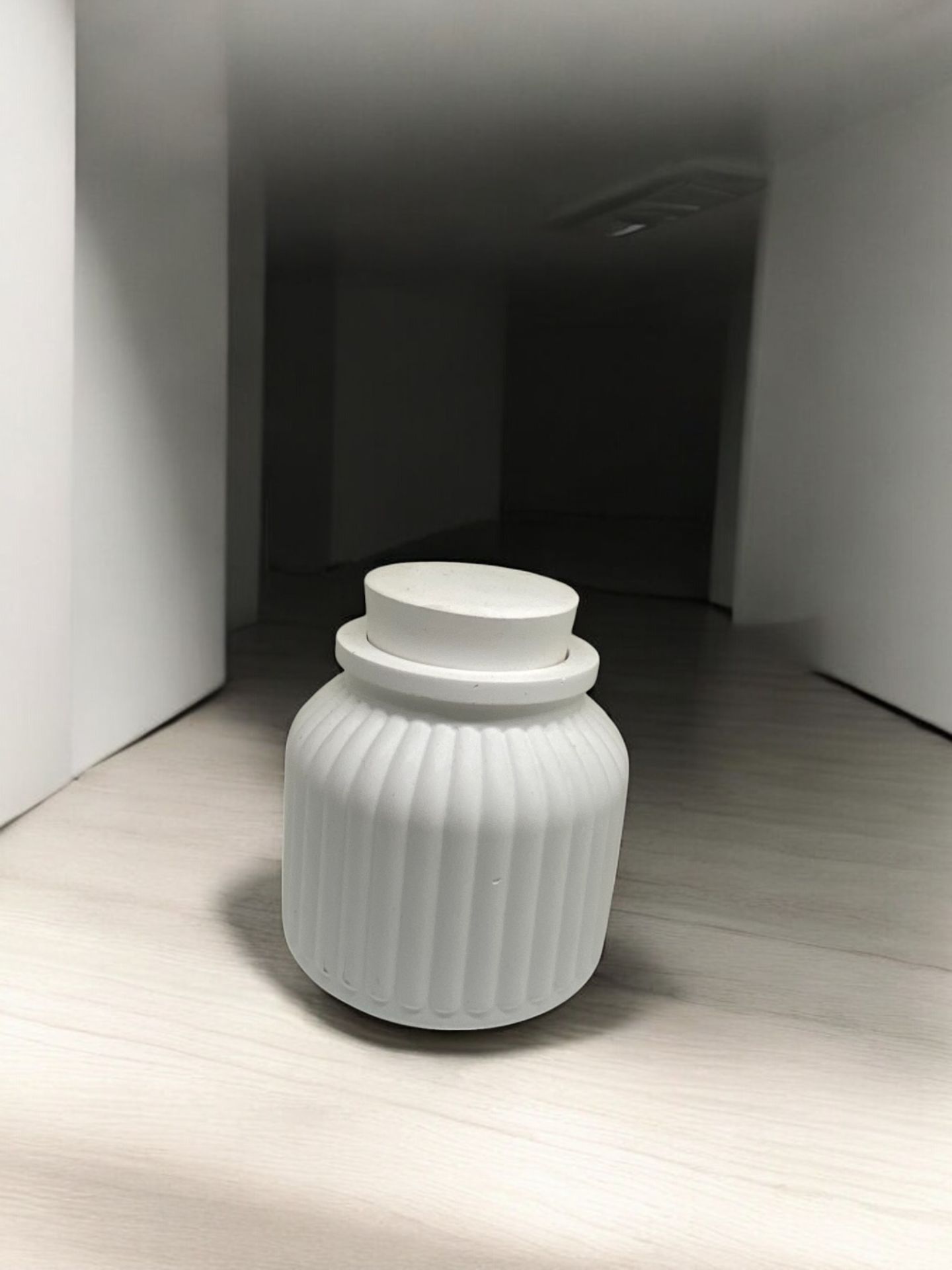 Çizgili silindir kapaklı kutu