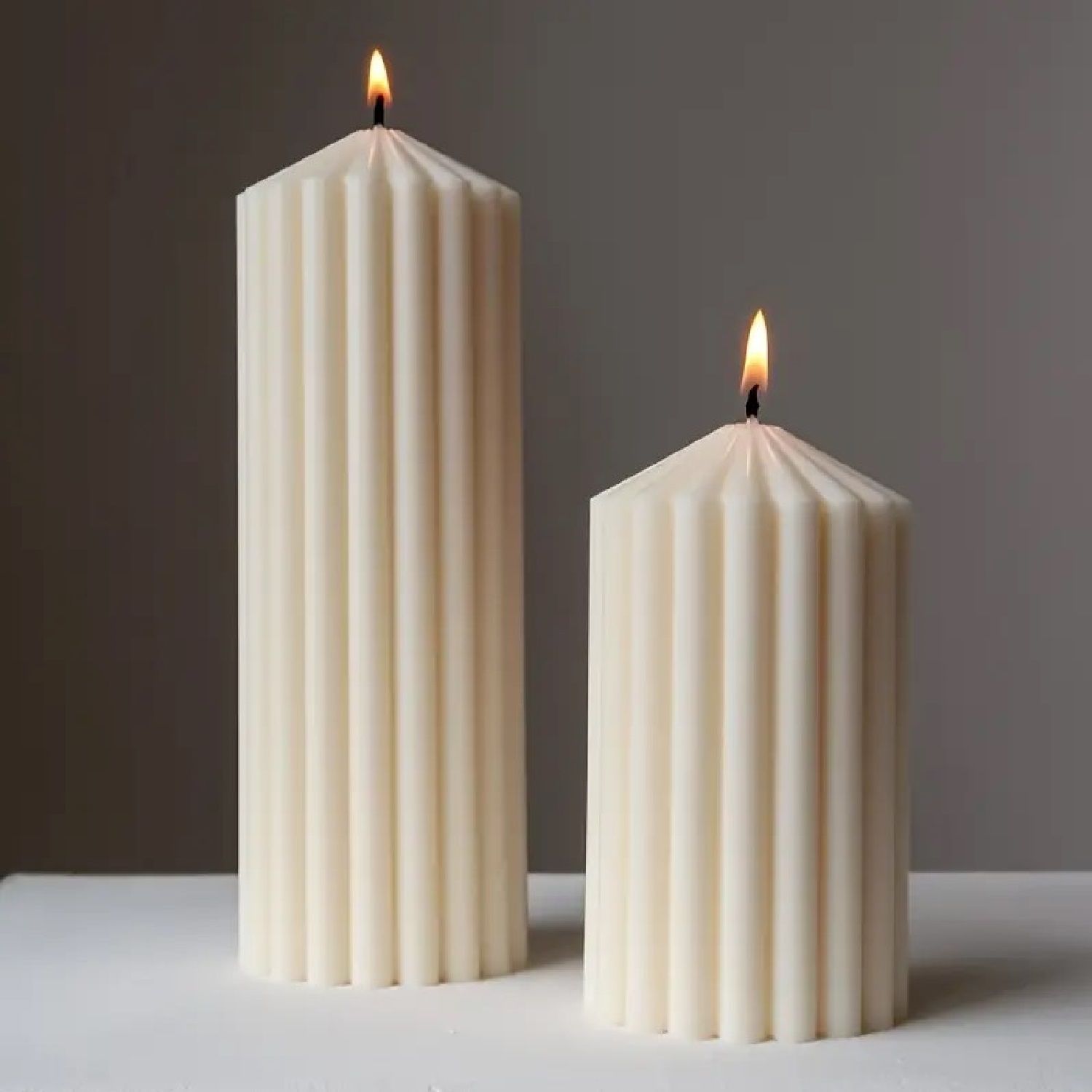 Dikey çizgili silindir mum