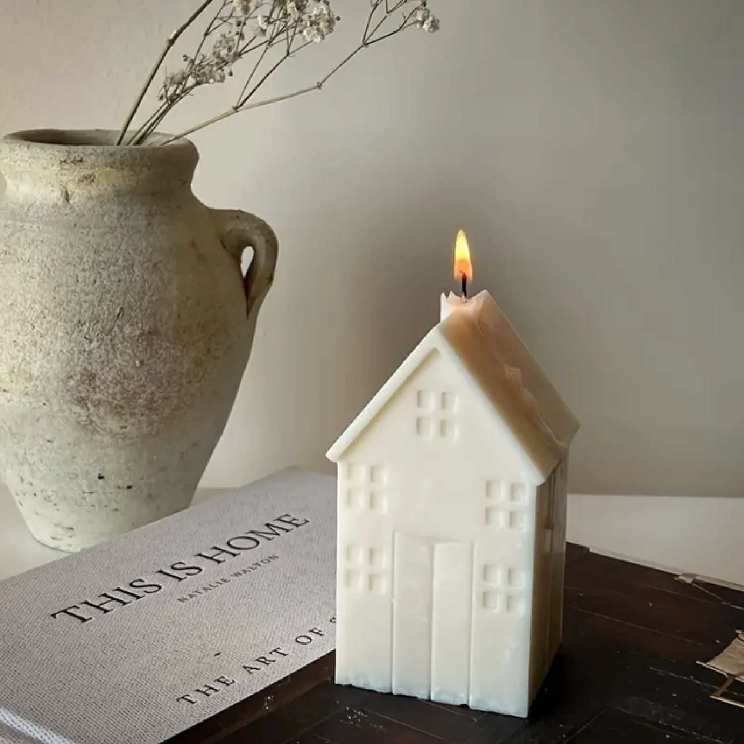 Ev temalı mum