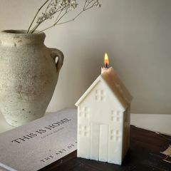 Ev temalı mum