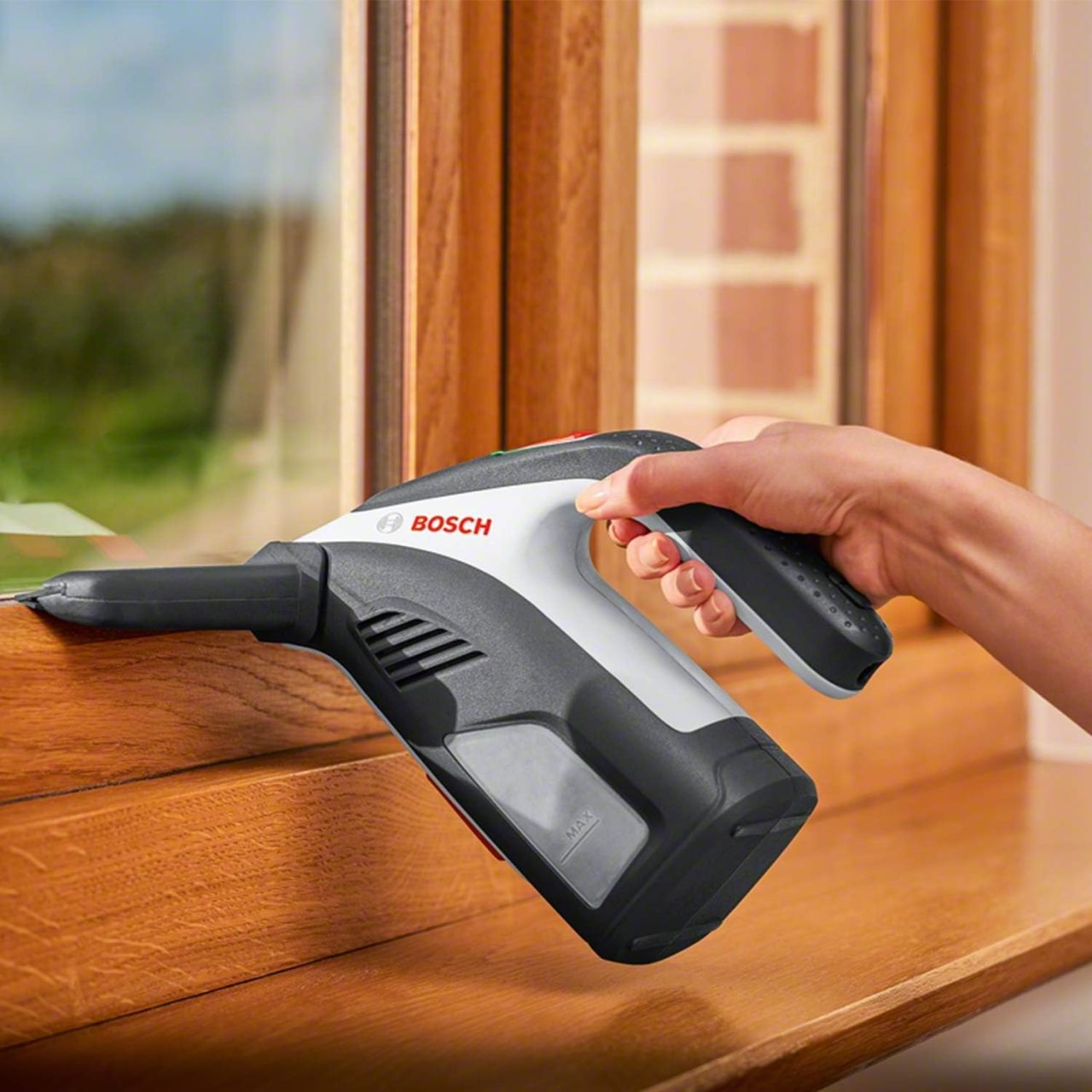 Bosch EasyGlassVac Akülü Cam Temizleme Makinesi ile Pırıl Pırıl Yüzeyler