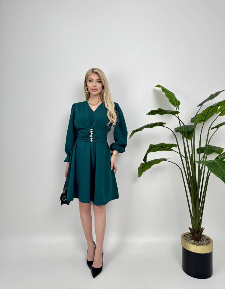 032_1003 OMUZ PİLE KUŞAKLI ELBİSE EMERALD GREEN - ZÜMRÜT YEŞİLİ