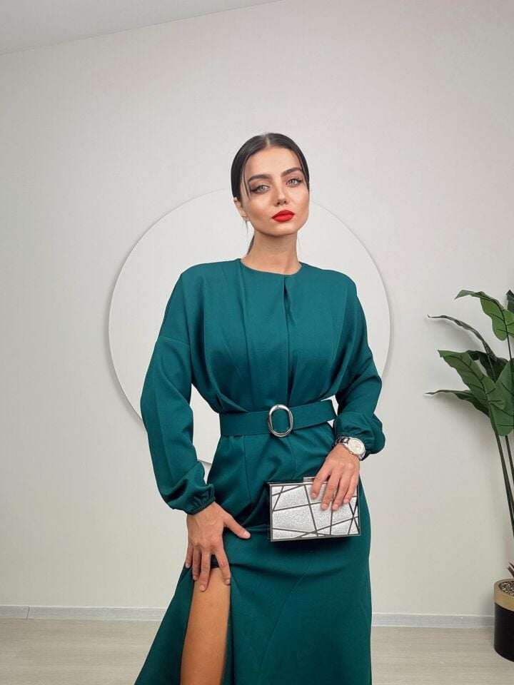 003_1017 PİLELİ KEMERLİ UZUN ELBİSE EMERALD GREEN - ZÜMRÜT YEŞİLİ