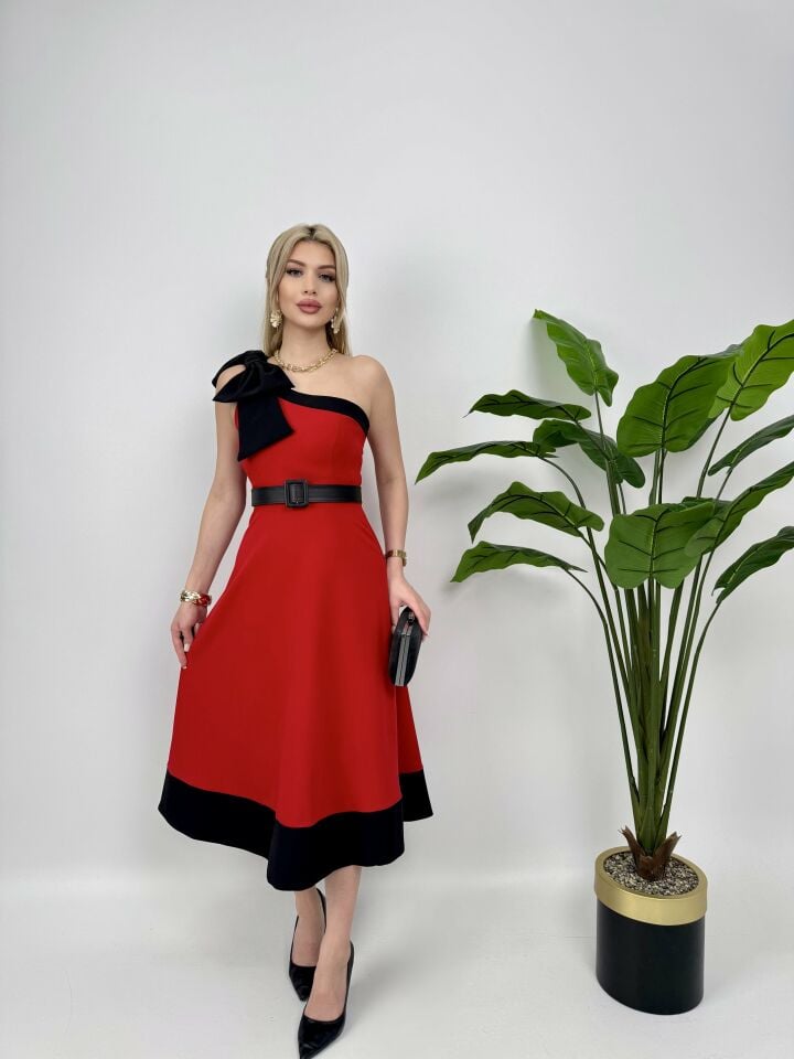 003_2040 TEK OMUZ FİYONKLU KEMERLİ ELBİSE RED - KIRMIZI