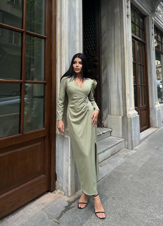 3057  V YAKA AKSESUARLI ELBİSE GREEN - YEŞİL