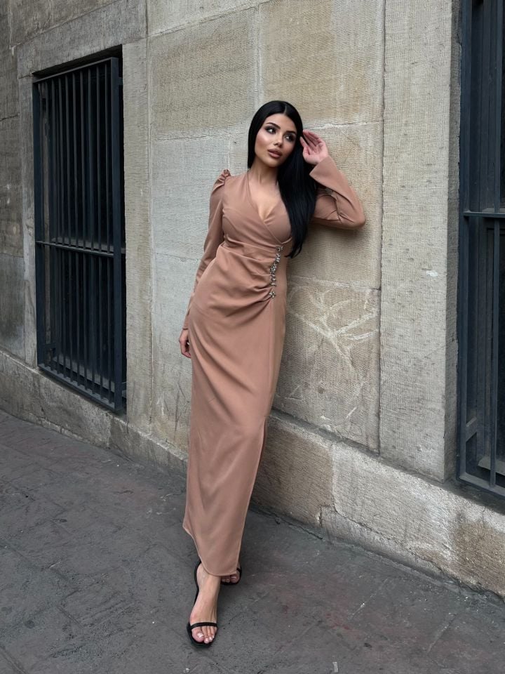 3057  V YAKA AKSESUARLI ELBİSE MİNK - VİZON