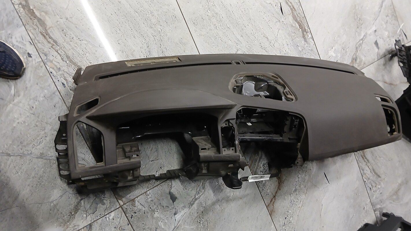 Volvo XC60 2009–2017 Ön Göğüs Paneli